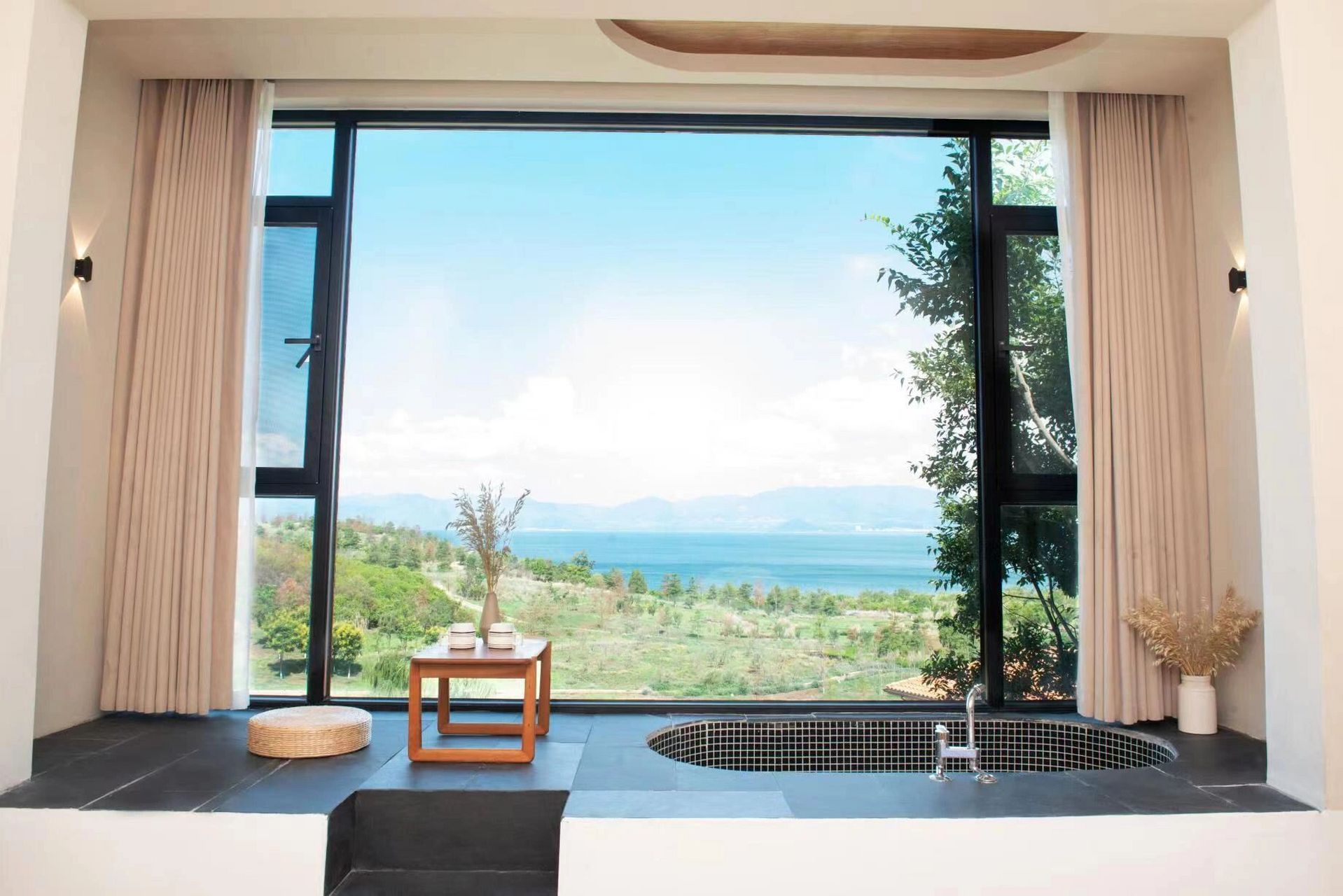 抚仙湖 太阳山小镇 别墅湖景房 民宿位于抚仙湖环湖公路边,花园设计的