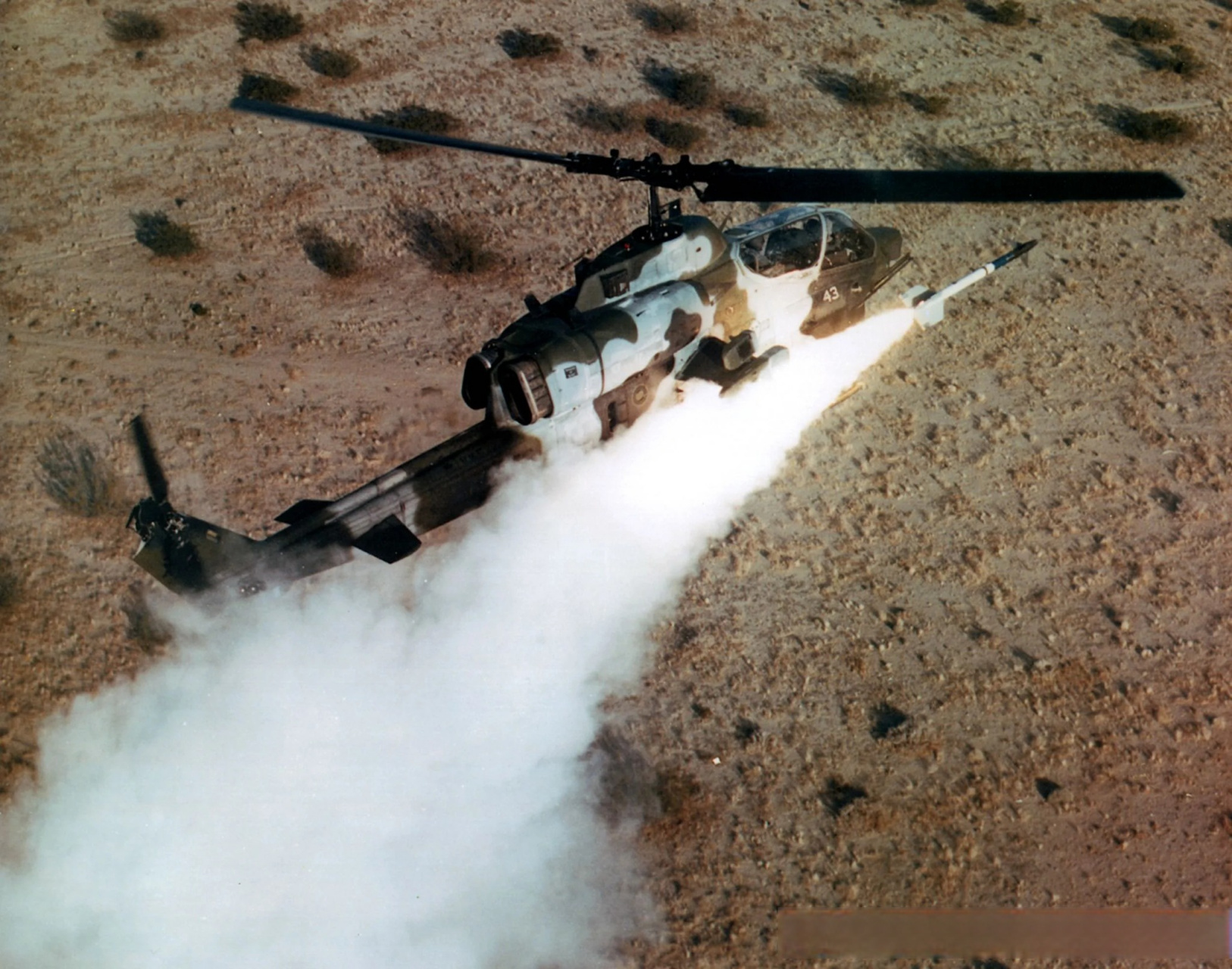 ah-1w超级眼镜蛇发射响尾蛇