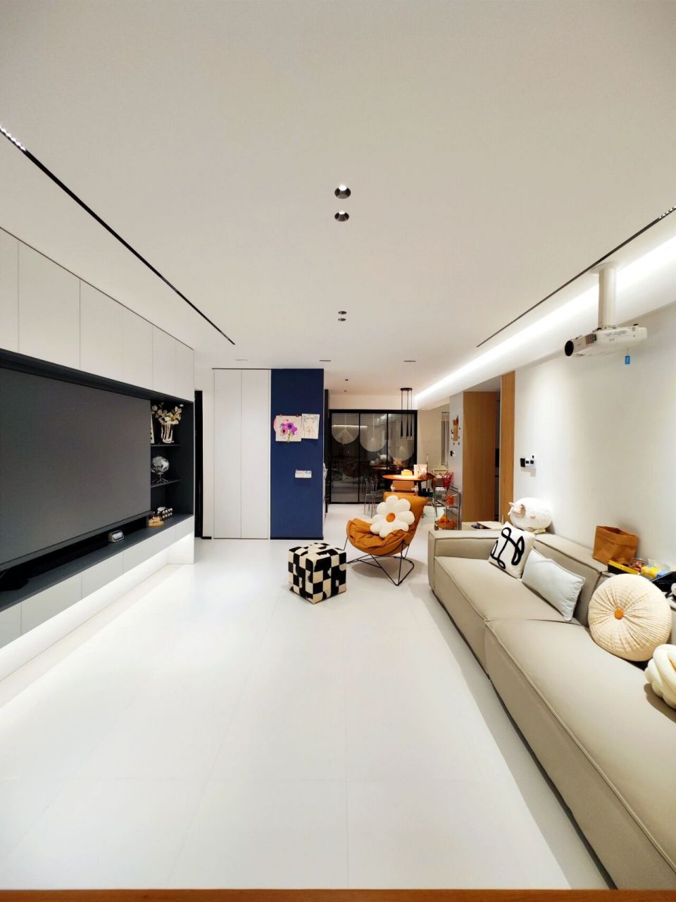 做完大平顶吊顶,客餐厅一体中间全是平的,整体空间显得更通透,更