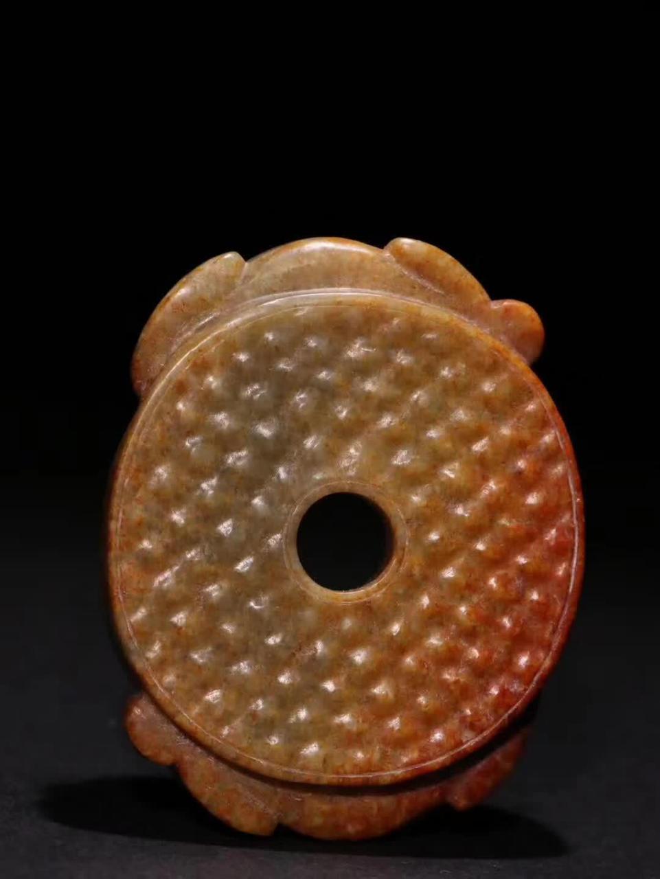 自明代的和田黄玉《双螭龙》玉璧,规格精巧,宽度为6.6cm,高度为5.