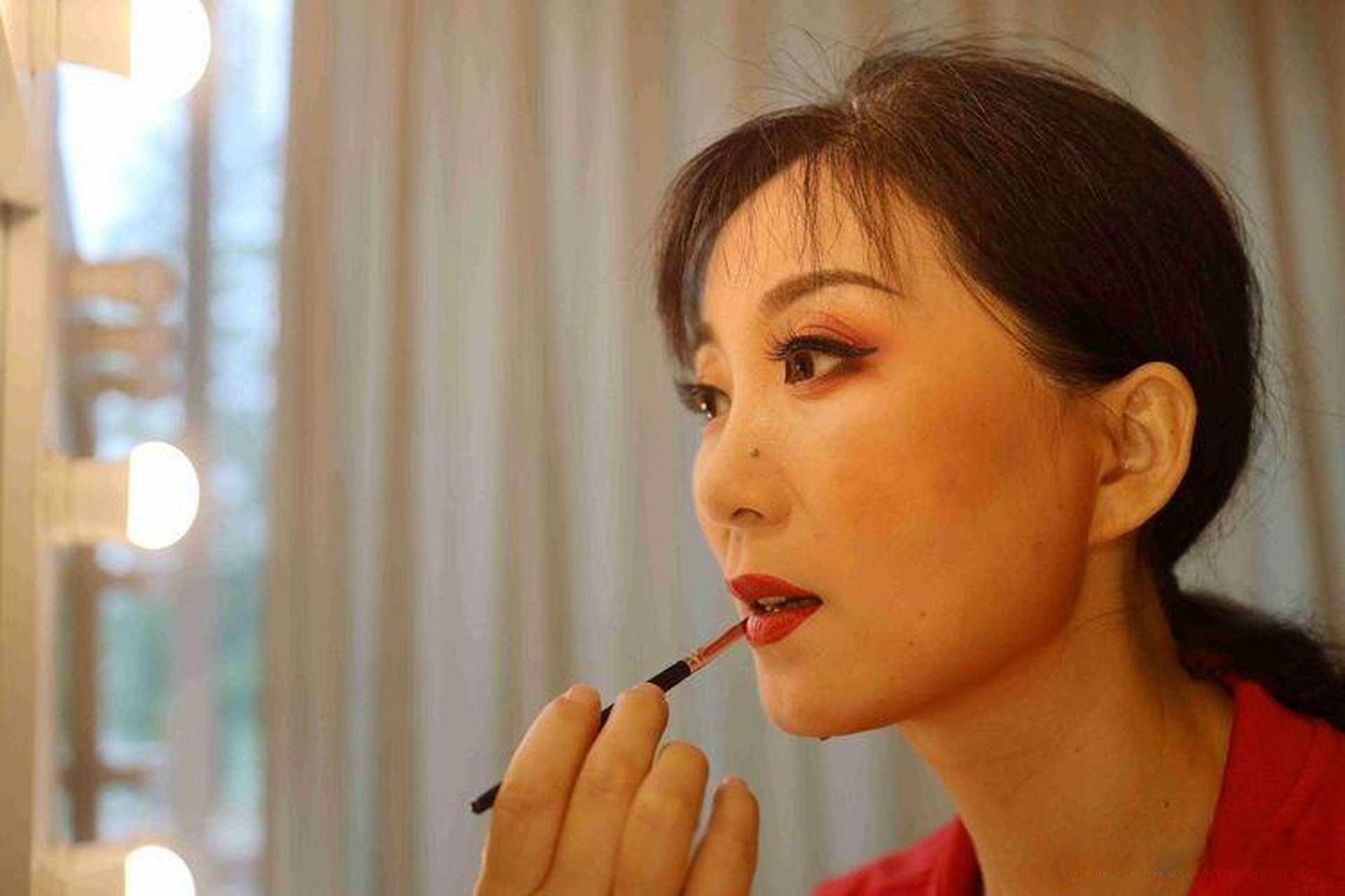 2022年最后一天在黄梅戏《挑山女人》中,由县黄梅戏剧团团长刘丽华