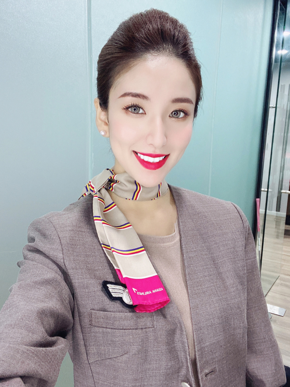 工作室拍的空姐照,航空杂志7615 哈哈 喜欢这样的coco姐姐吗.