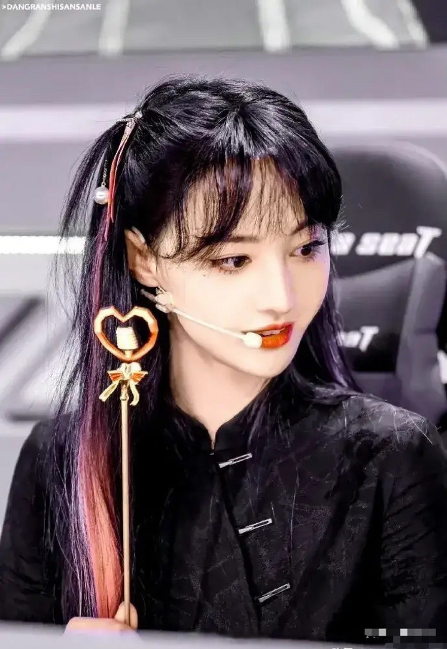 突然发现杨紫的这个双马尾挑染造型和郑爽之前的某个造型好像啊,谁更