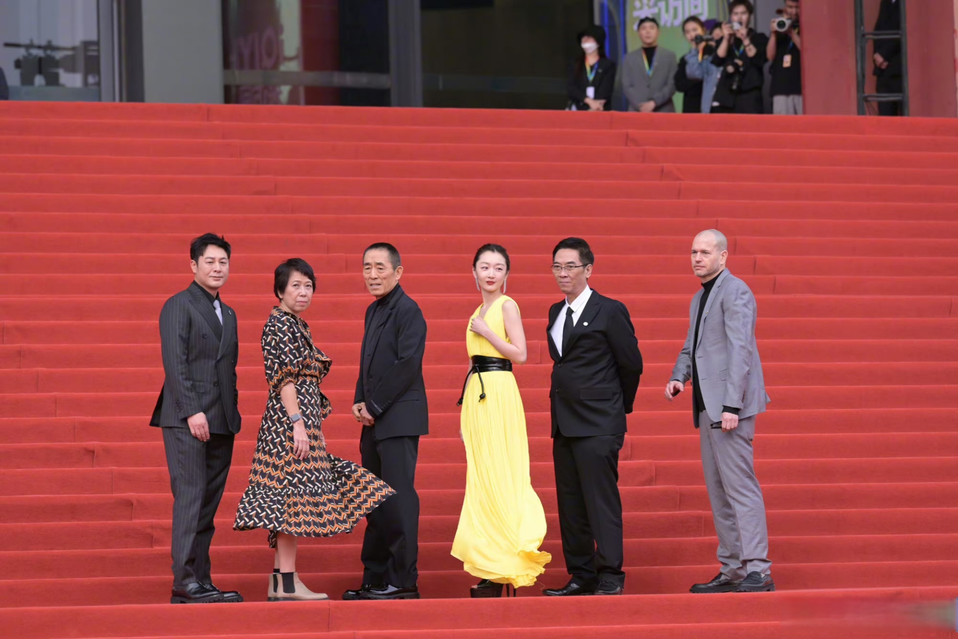 北京国际电影节##张艺谋周冬雨同框走红毯# 北京国际电影节红毯上