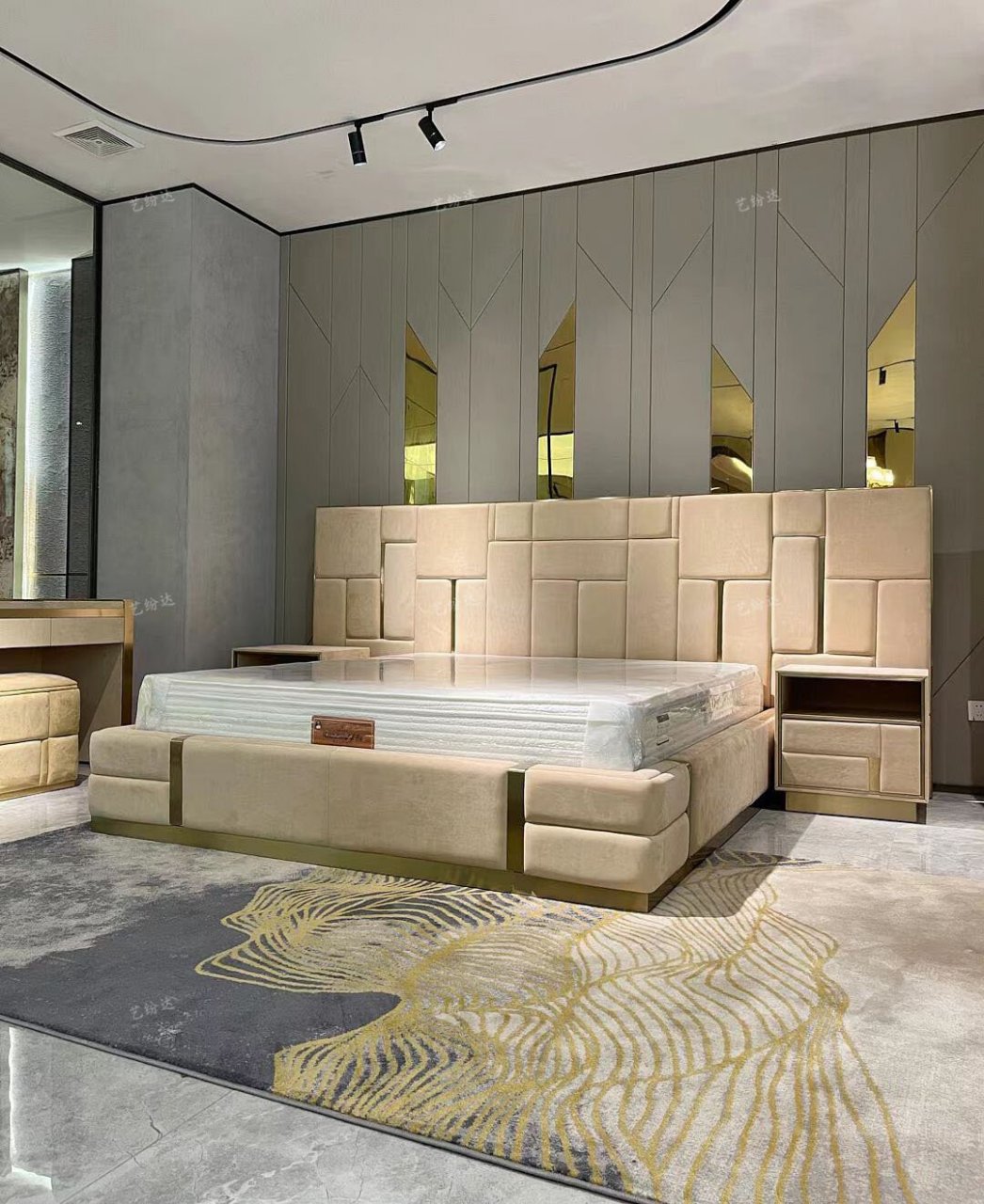 豪华巴比伦床|意式轻奢|轻奢大床 豪华的宽屏大床几何图案的软垫床头