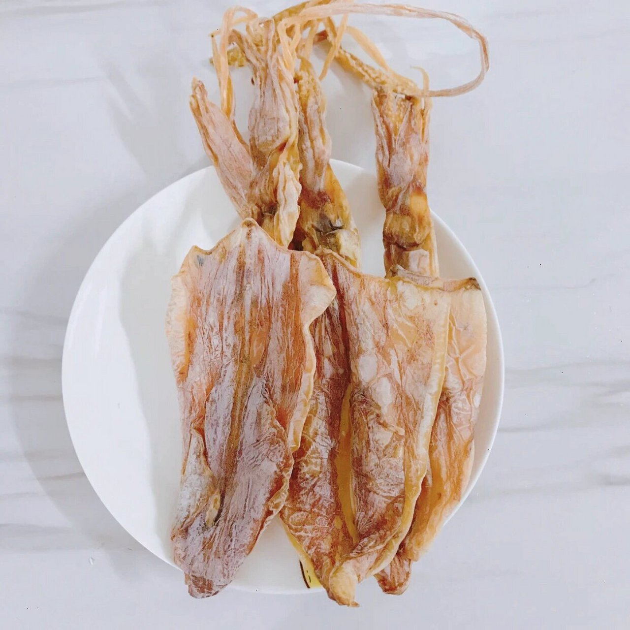 我会把鱿鱼头跟鱿鱼身体部分分开,分开烤,把准备好的酒精(高度白酒)倒