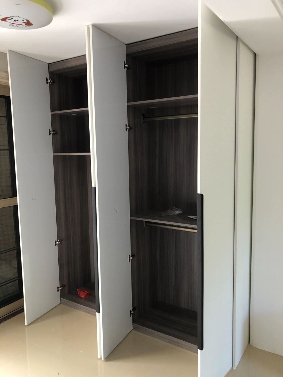 一门到顶,超高衣柜门实物图来了 越来越多人家里柜子会做到顶,不仅