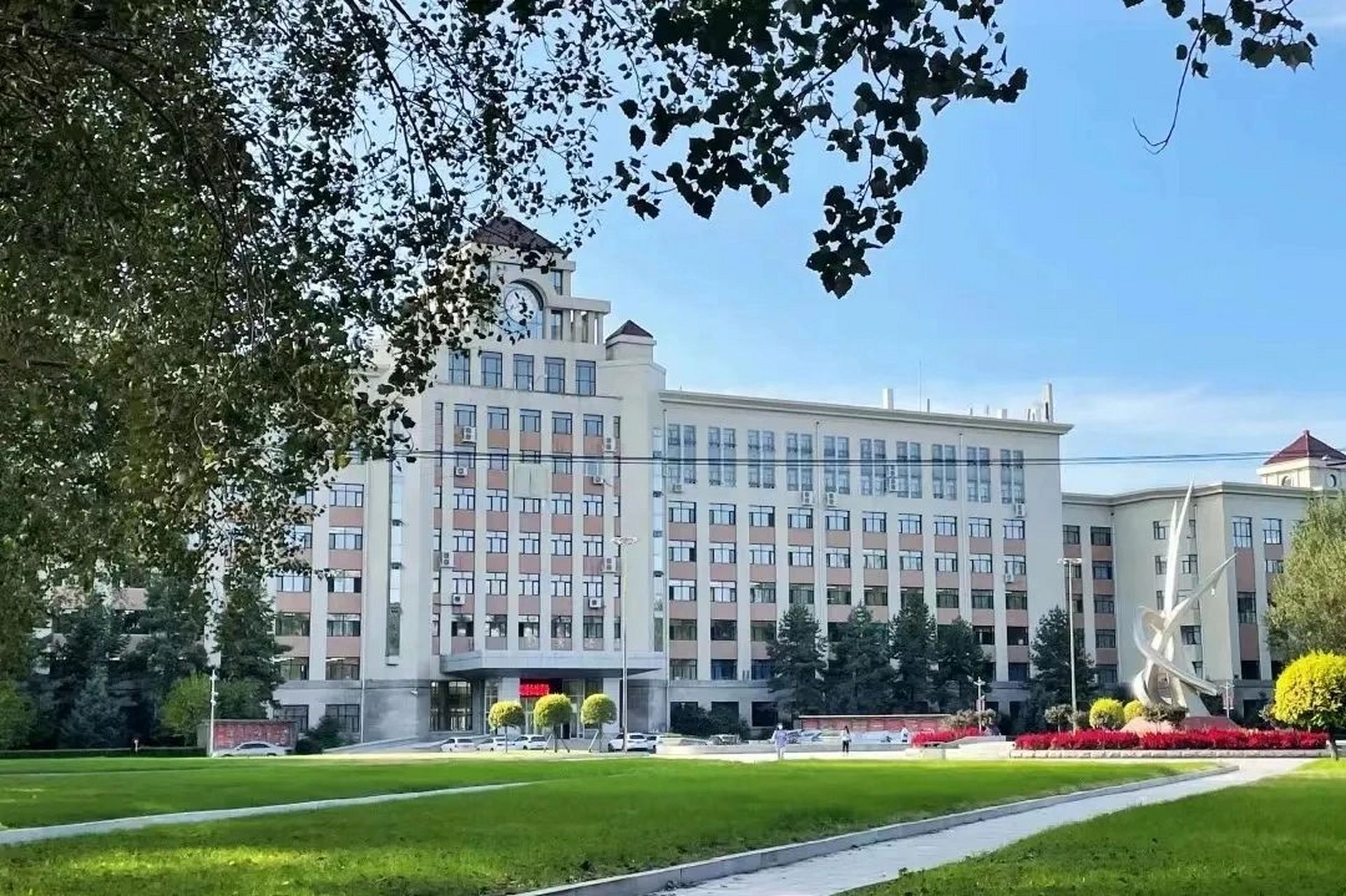 学校位置 哈尔滨金融学院位于香坊区电碳路65号,学校附近有地铁2号线