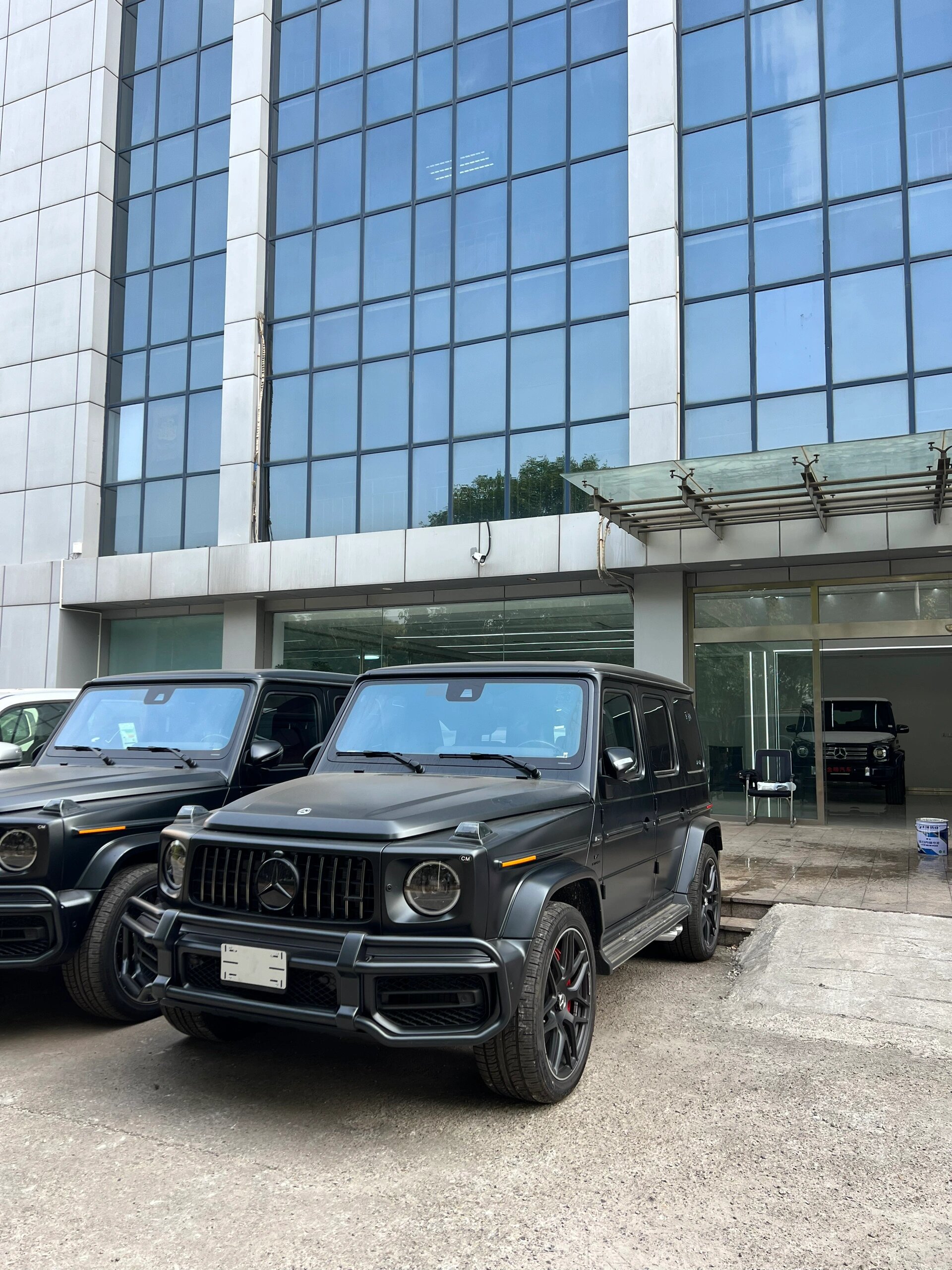 23款奔驰g63 amg(加版满配) 颜色:磨砂黑/红 	 出厂日期:23年3月热 