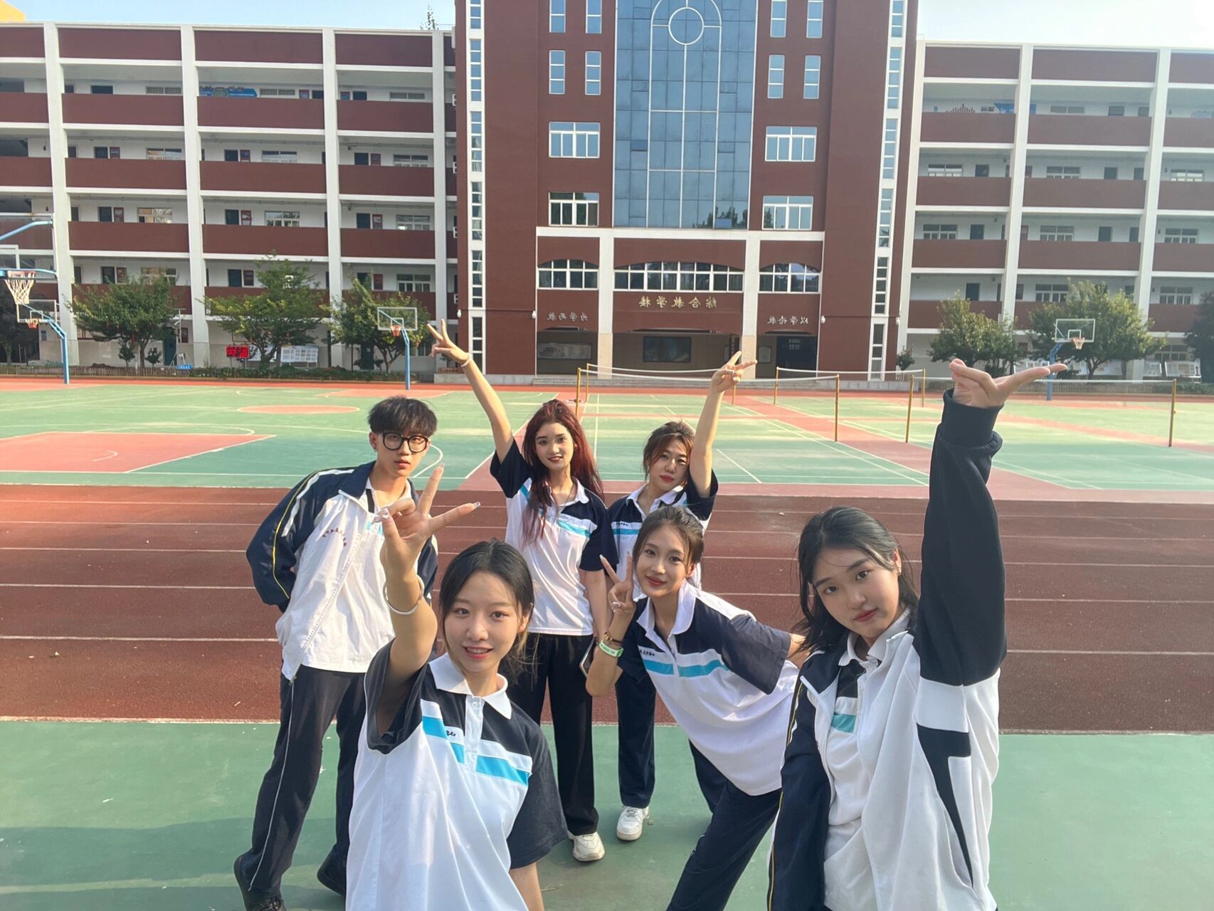 欢迎报考西安市庆安高级中学! 和好朋友们回高中美美拍照啦