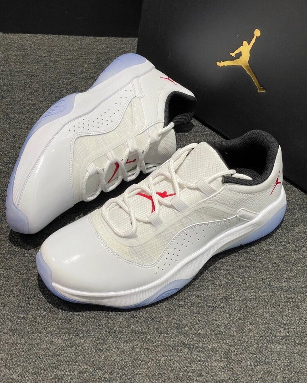 对经典的aj11进行延续,并且在细节上改动,在漆皮上加入透气孔,在中