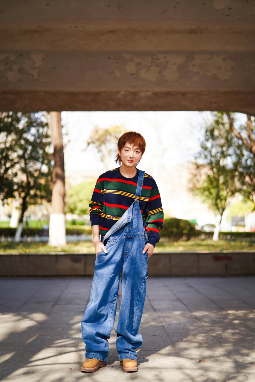 新世代唱作人/n/陶郑欣雨>陶郑欣雨 ,全新单曲《尘埃》今日上线.