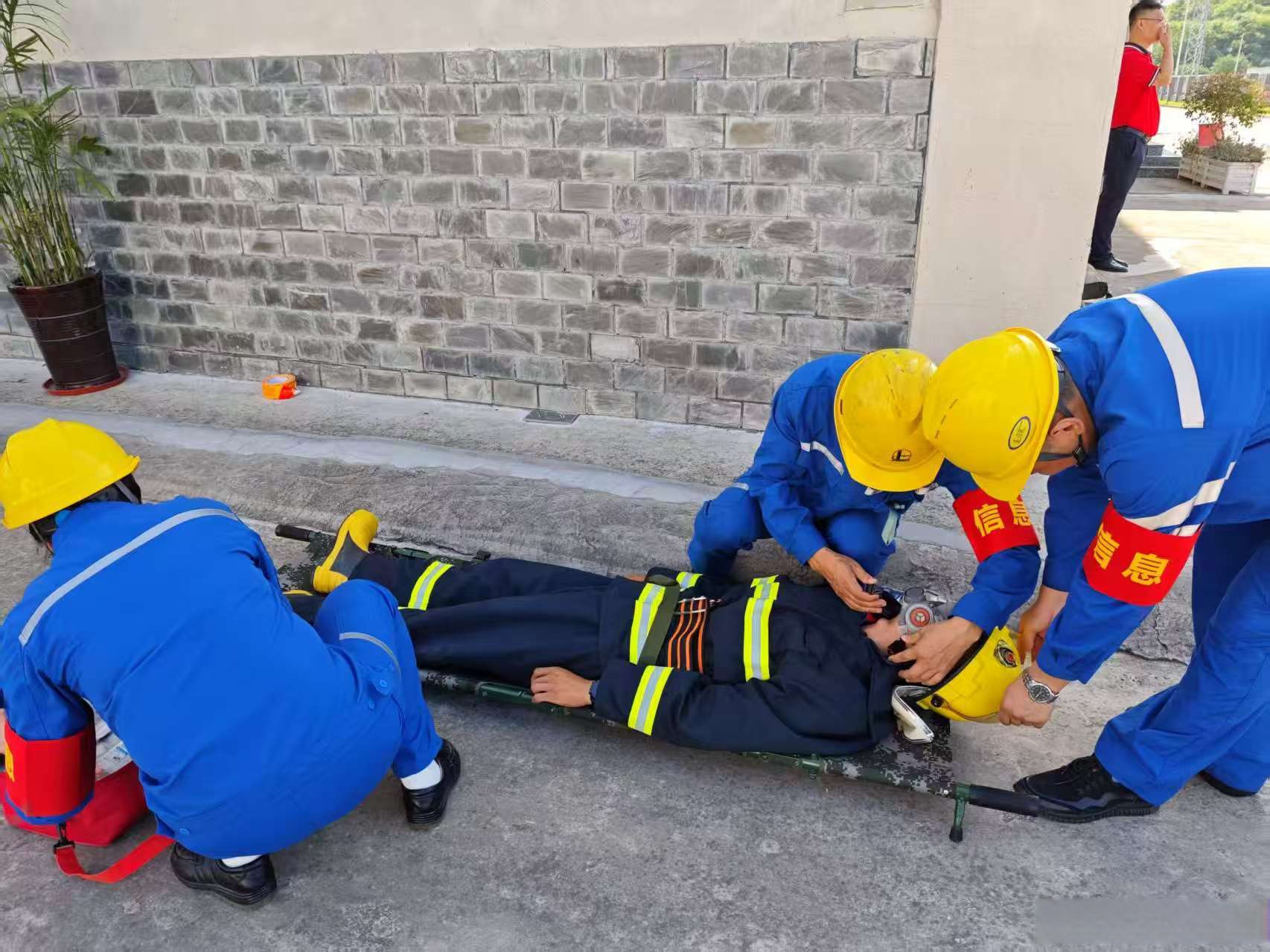 【四川石油开展2025年综合实战应急演练,扎实推动安全生产月活动】6月