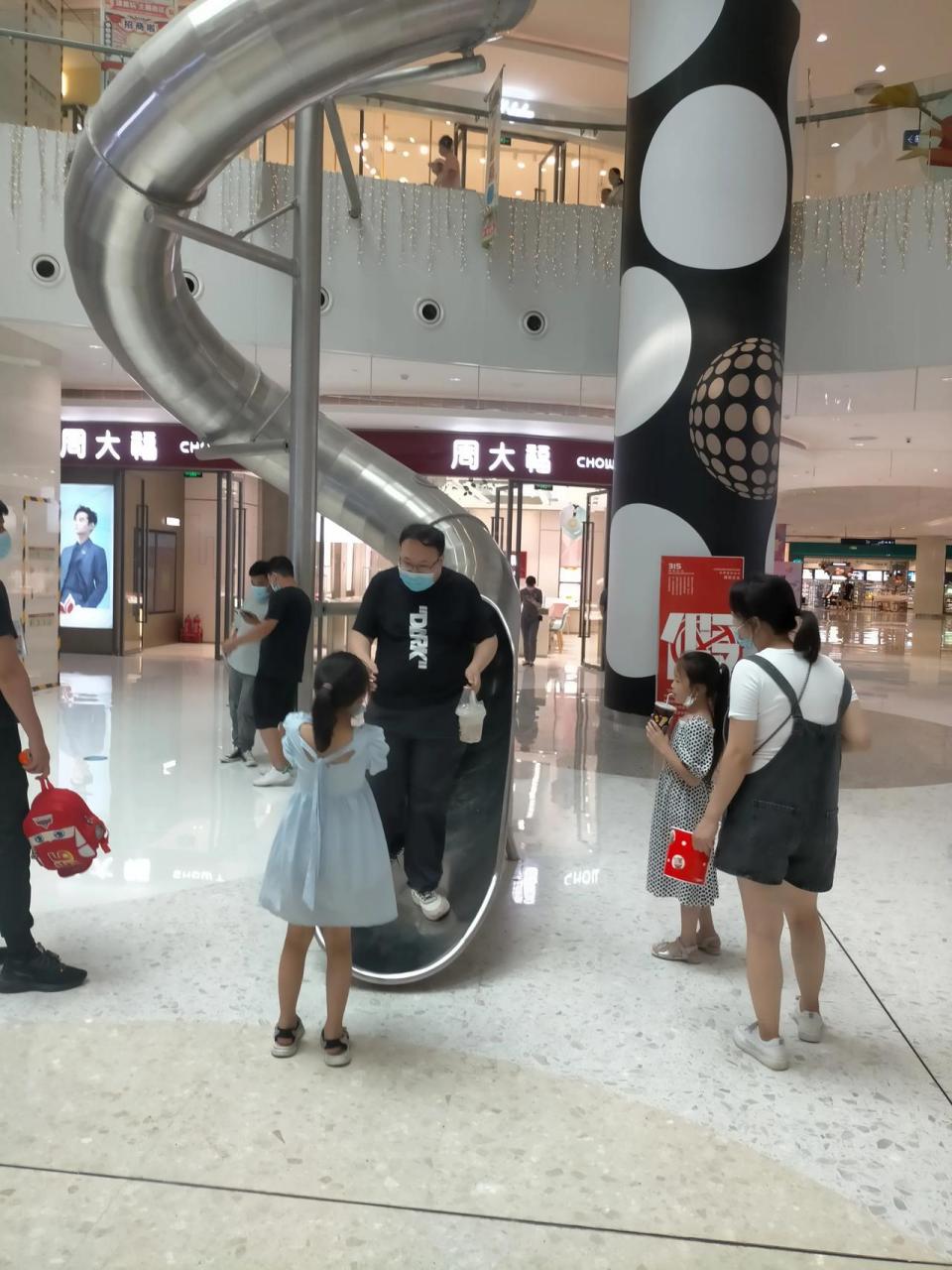 今天跟着朋友一块儿来到了邢台市逗号立方,这个购物广场,一进大门