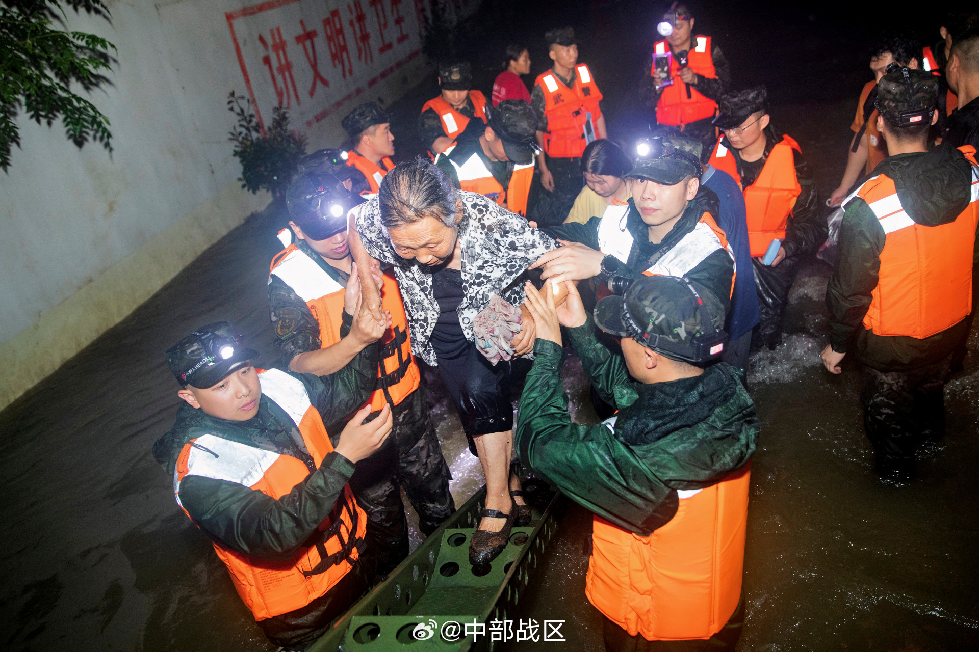 武警河南总队千余名官兵持续投入到抢险救援中 受连续强降雨影响,河南