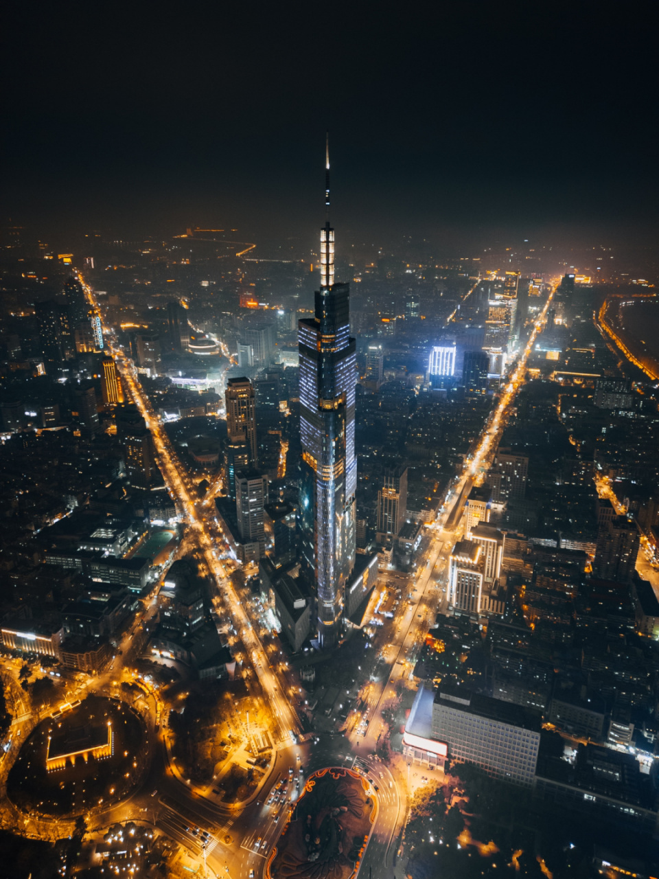 南京紫峰大厦俯瞰夜景图片