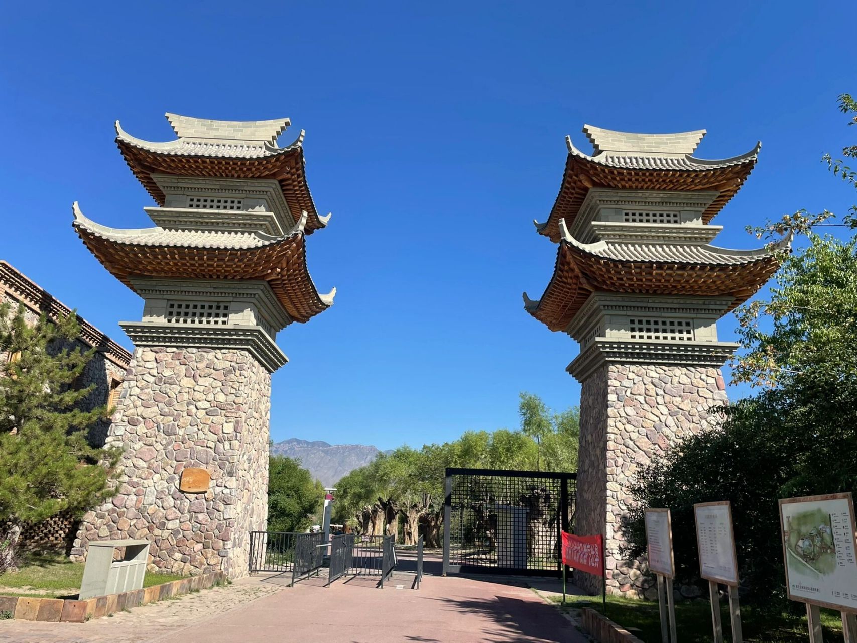 贺兰山运动公园 贺兰山运动公园:丰富的植物群与山体,溪涧,瀑布,湖泊