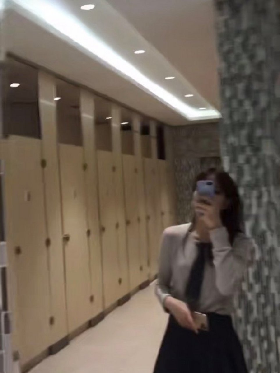 为什么有些女生都喜欢在厕所拍照?