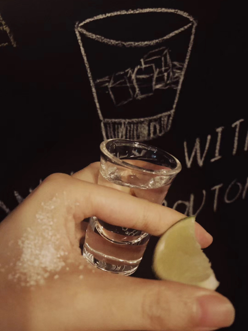 龙舌兰shot的喝法 tequila shot 一个特别暴露年龄的喝法: 93 用