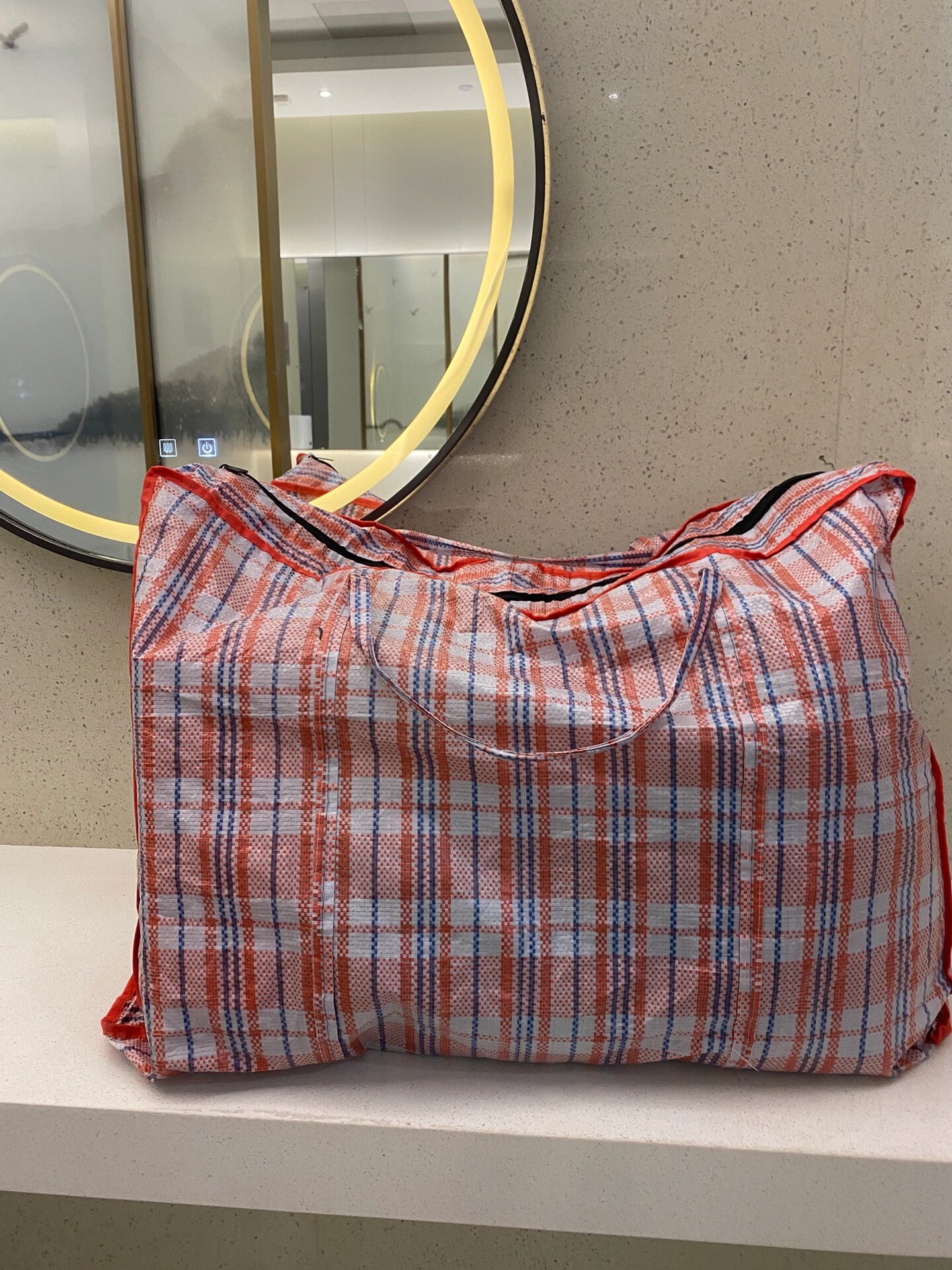 出门背了个袋子在地铁里被围 出门背了这个大号的蛇皮袋,真的很能装