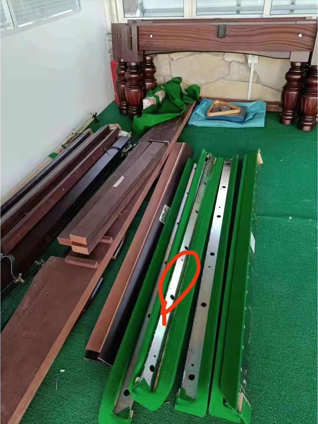 如何区分球是钢库还是木库的常见方法 1,看桌脚的颜色,棕色木质的腿就