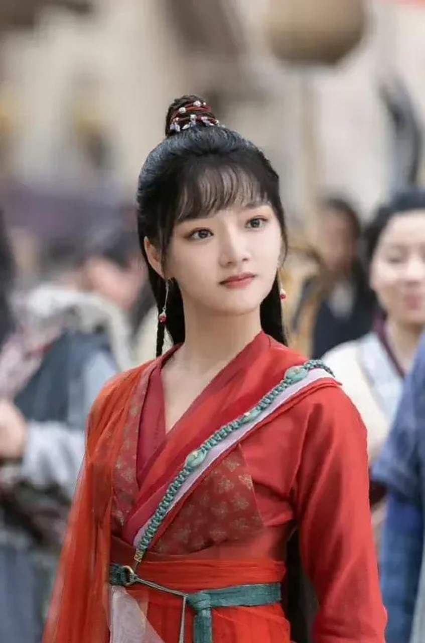 在《玉骨遥》这部电视剧中,很多观众都对女主角朱颜的造型表示不满