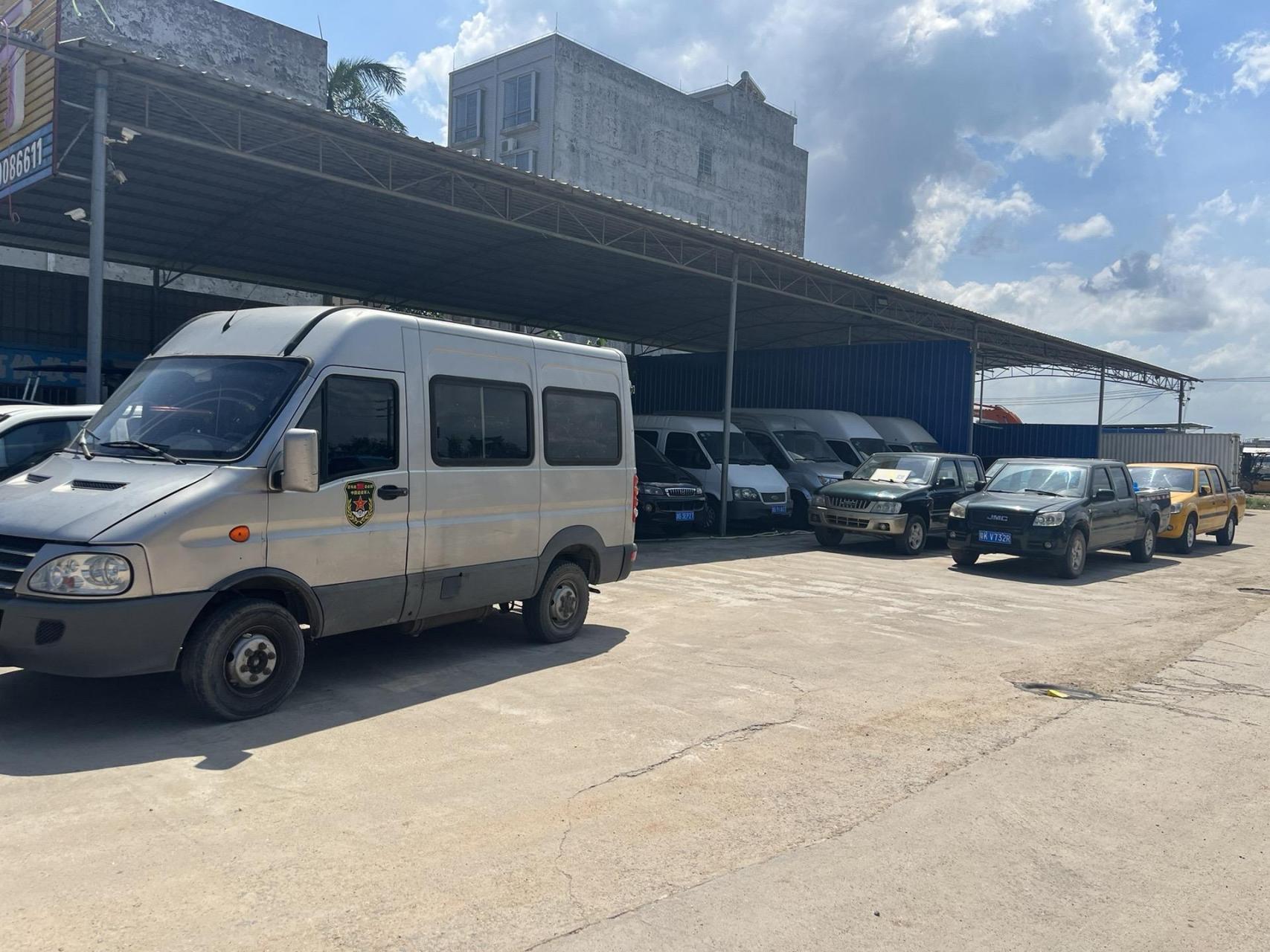 原版依维柯六座小型客车2.5t柴油.2012.