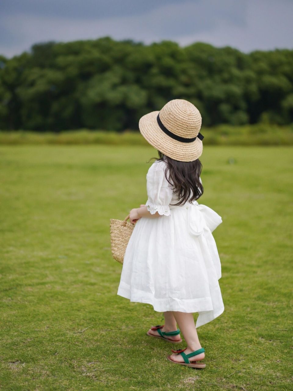 赶在下雨前拍的一组照片 对白色连衣裙毫无抵抗力 #骗你生女儿# #女童