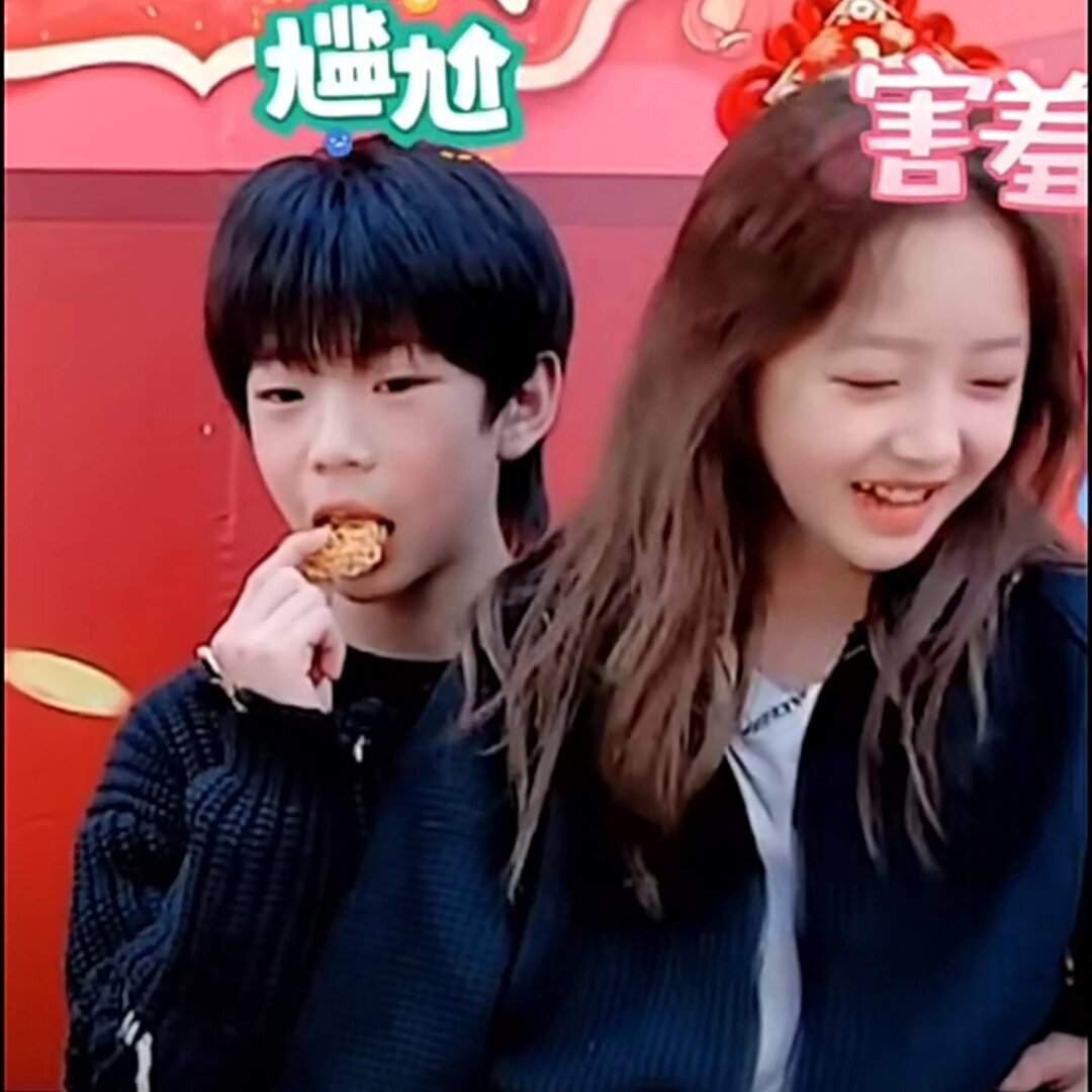 33和张铁程好甜蜜啊,33竟然坐在张铁成的腿