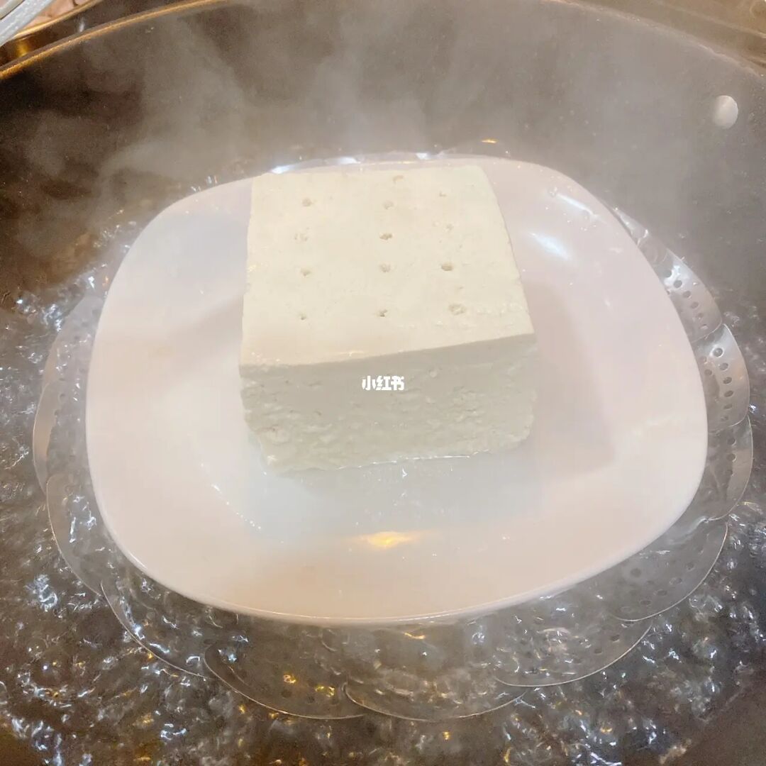 小时候在饺子馆里吃过的富贵豆腐 食材: 老豆腐,葱,干辣椒段,黄豆酱油