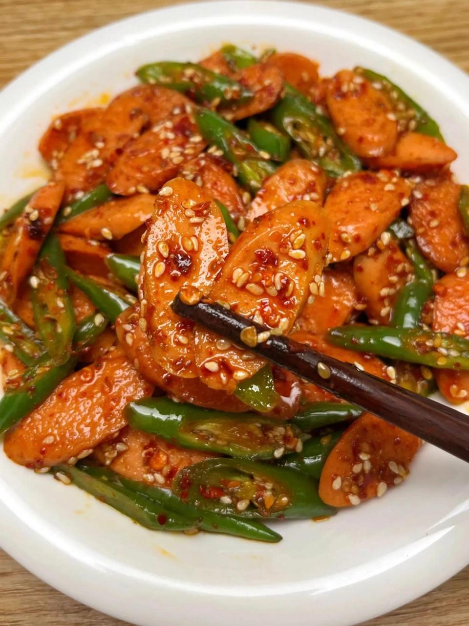 做法: 1,火腿肠翻炒一下,加青椒翻炒; 2,加1勺辣椒