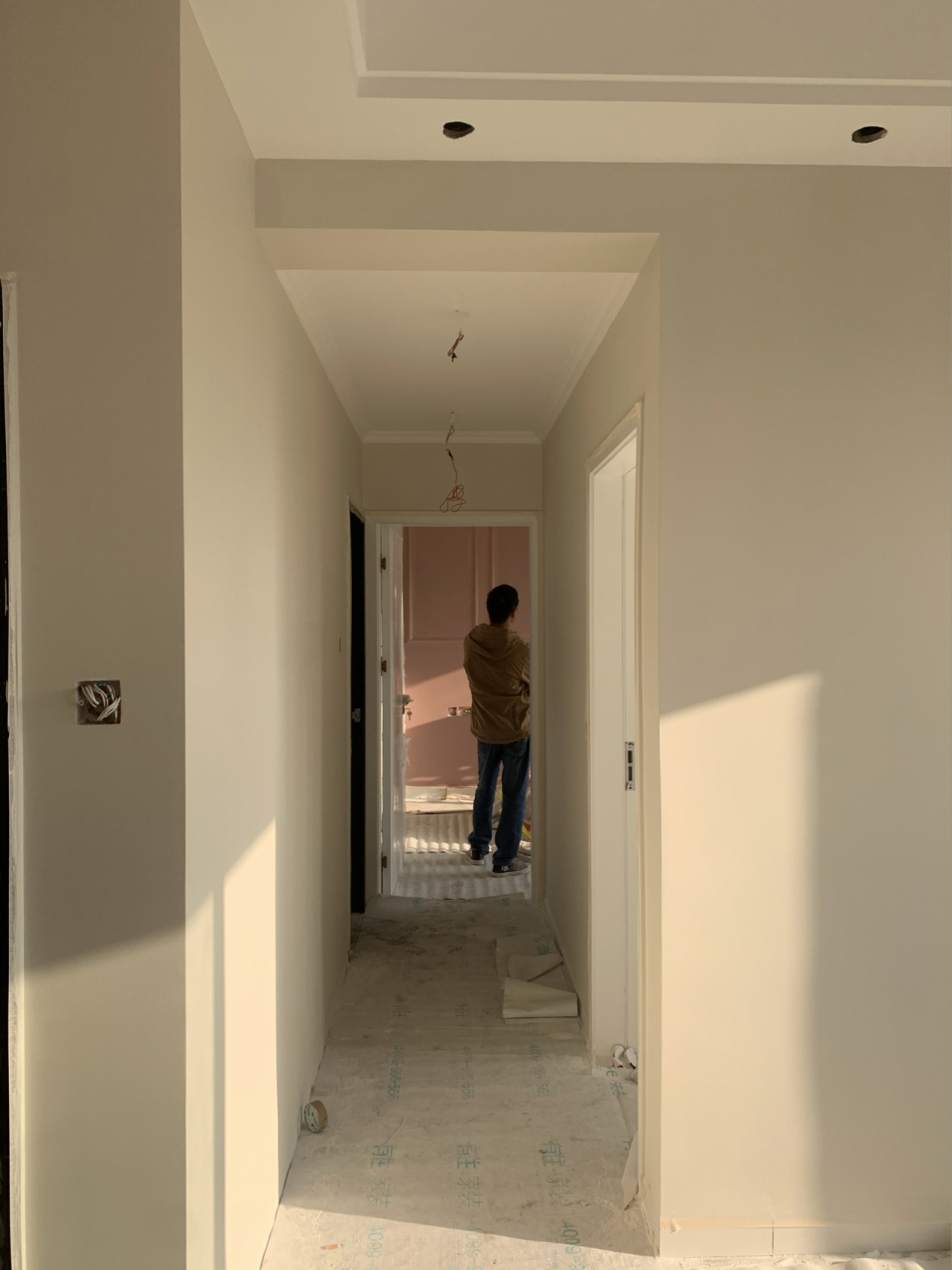 立邦乳胶漆杏子灰真的美,阳光一照进来哇塞 下午四点左右拍的,无滤镜