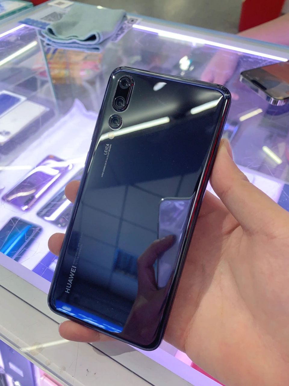 99新的华为p20pro 华为p20pro是华为冲击高端手机市场的第三部高端