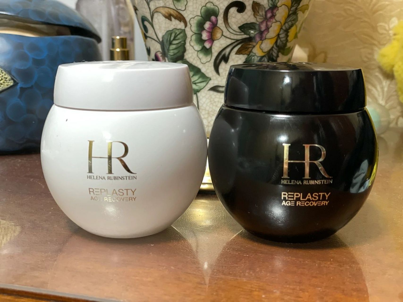 贵妇面霜之赫莲娜黑白绷带  30 的年纪对于皮肤更多的要求是抗老维稳,