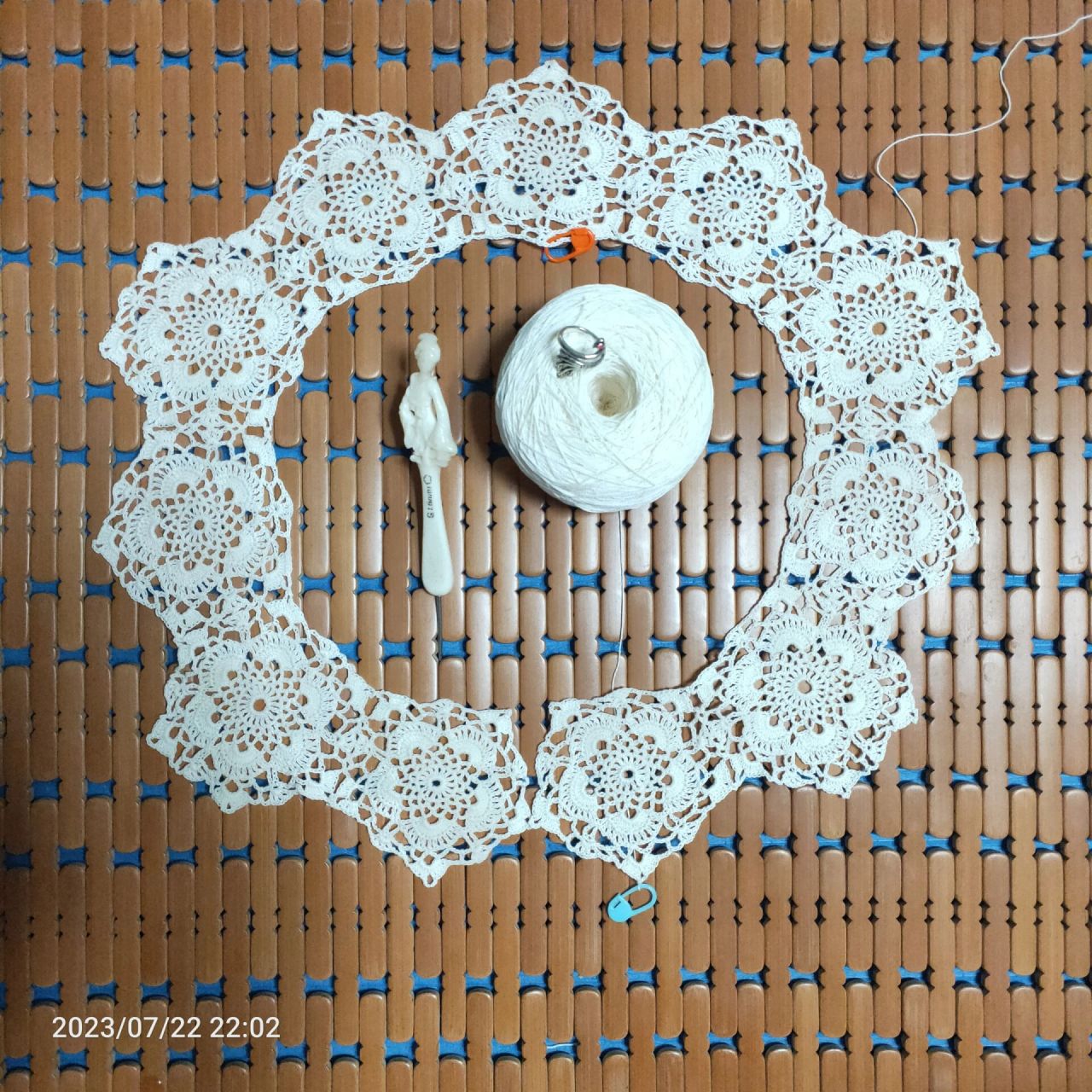 6mm钩针,用线精彩7号绞纱约180克(一团线约24个花).胸围100cm.