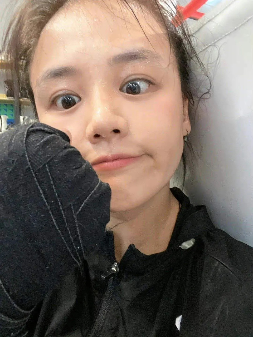 马思纯这两张运动后素颜照,像开了小孩特效[笑哭]