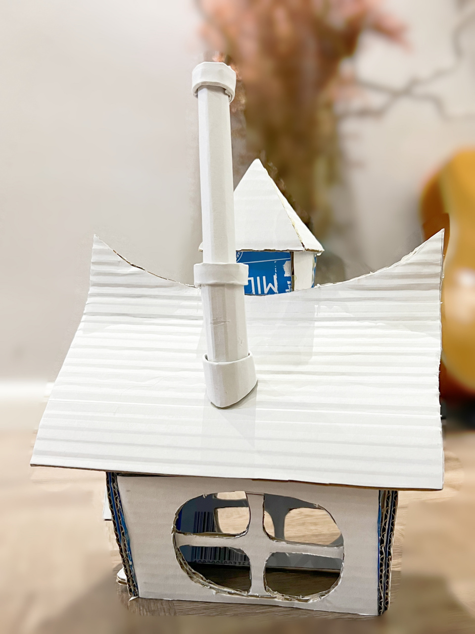 圣诞手工|变废为宝,旧纸箱变身魔法小屋 准备材料: 废旧纸箱,热熔胶
