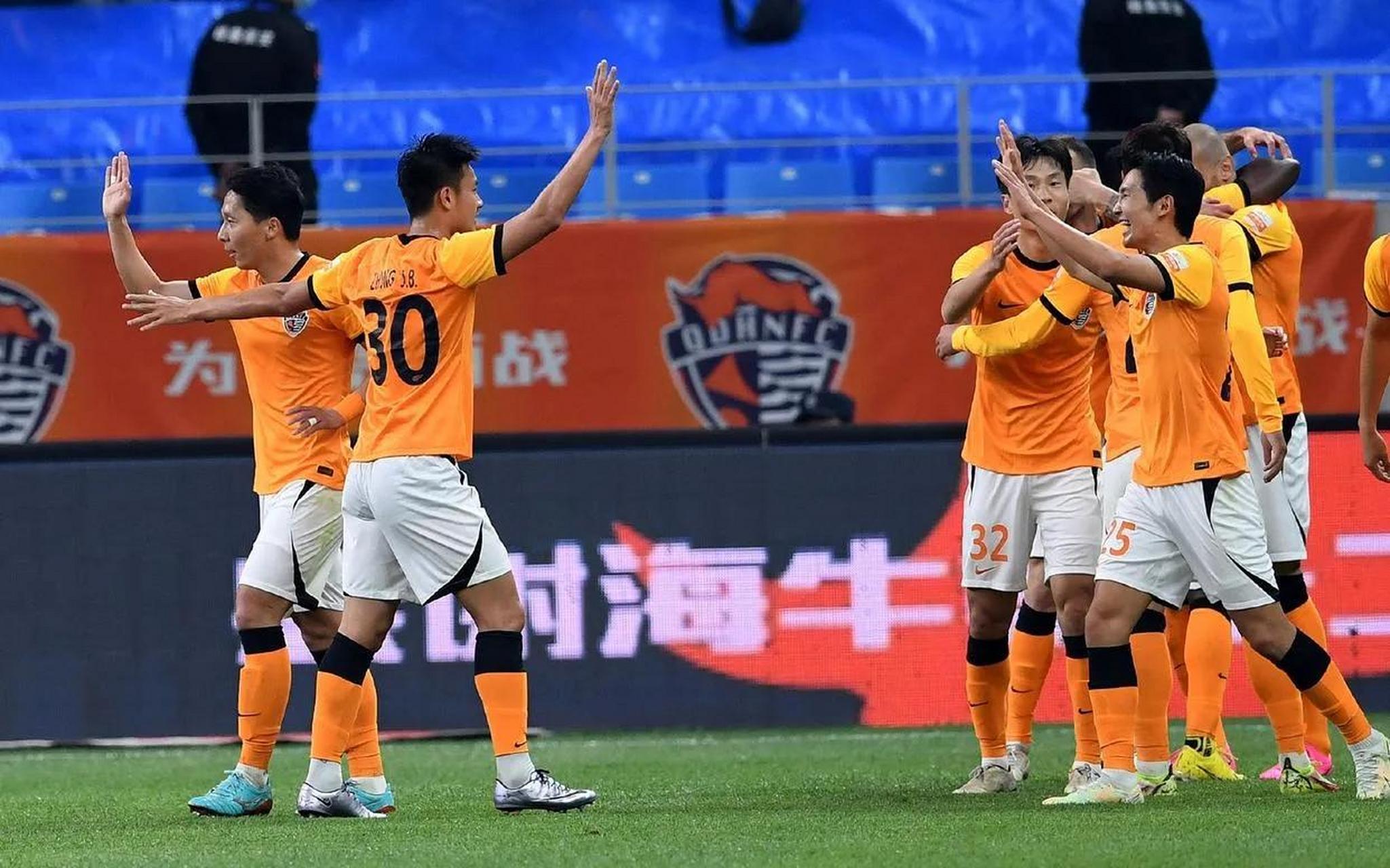 球场上的较量：中超球员奉献出精彩表现，吸引无数眼球
