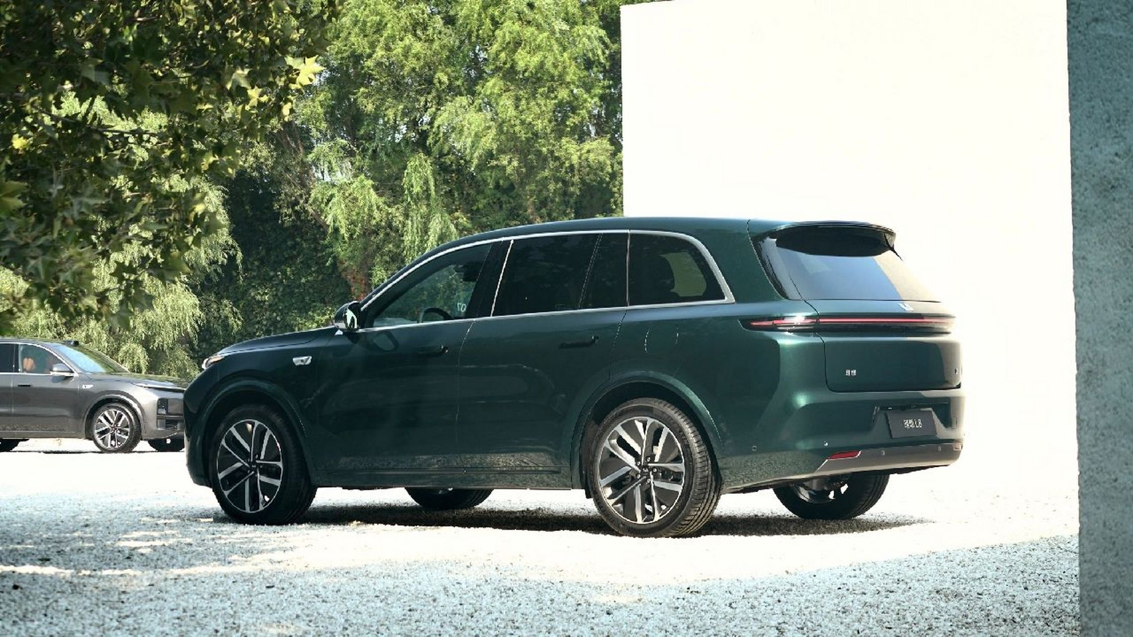 2023理想七座新能源suv标杆车型 【2023款理想l8 pro 】 指导价:35.