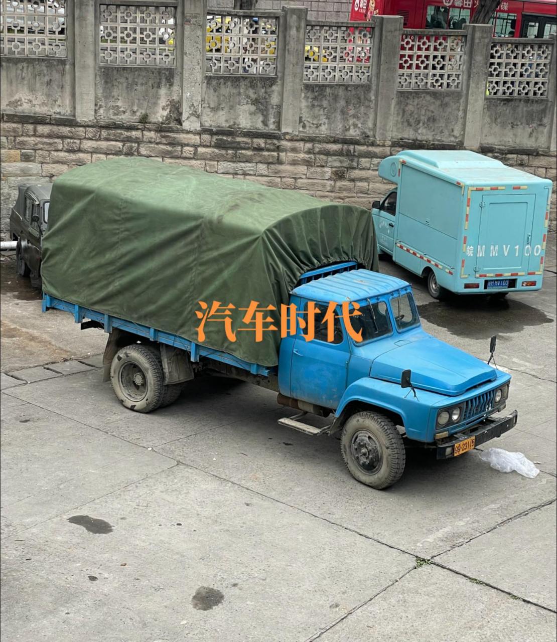偶遇正在拍戏的老东风140货车,它还是那么精神!