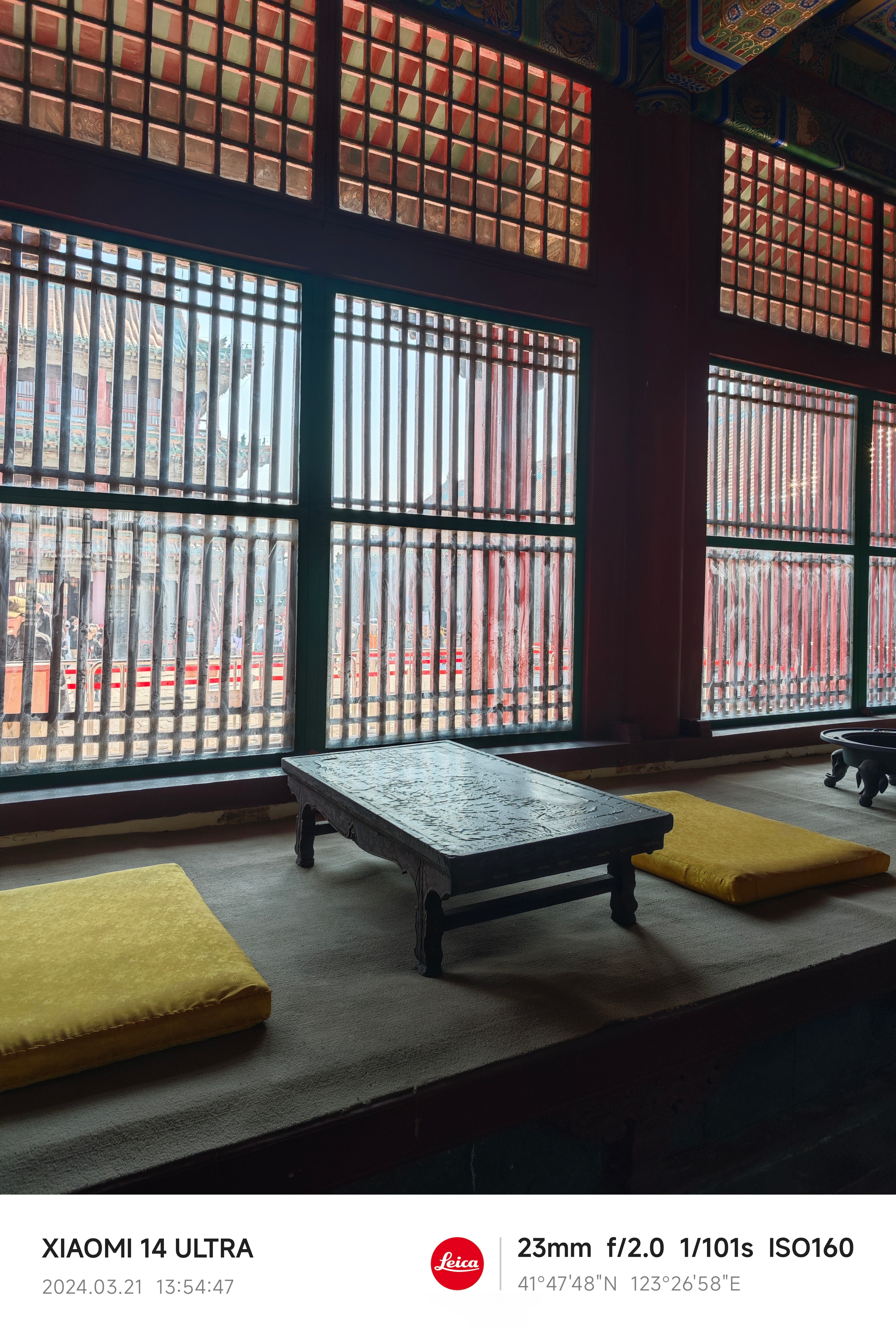 一眼望去,红墙黄瓦,宛若穿越时光的船舶,将我们引领