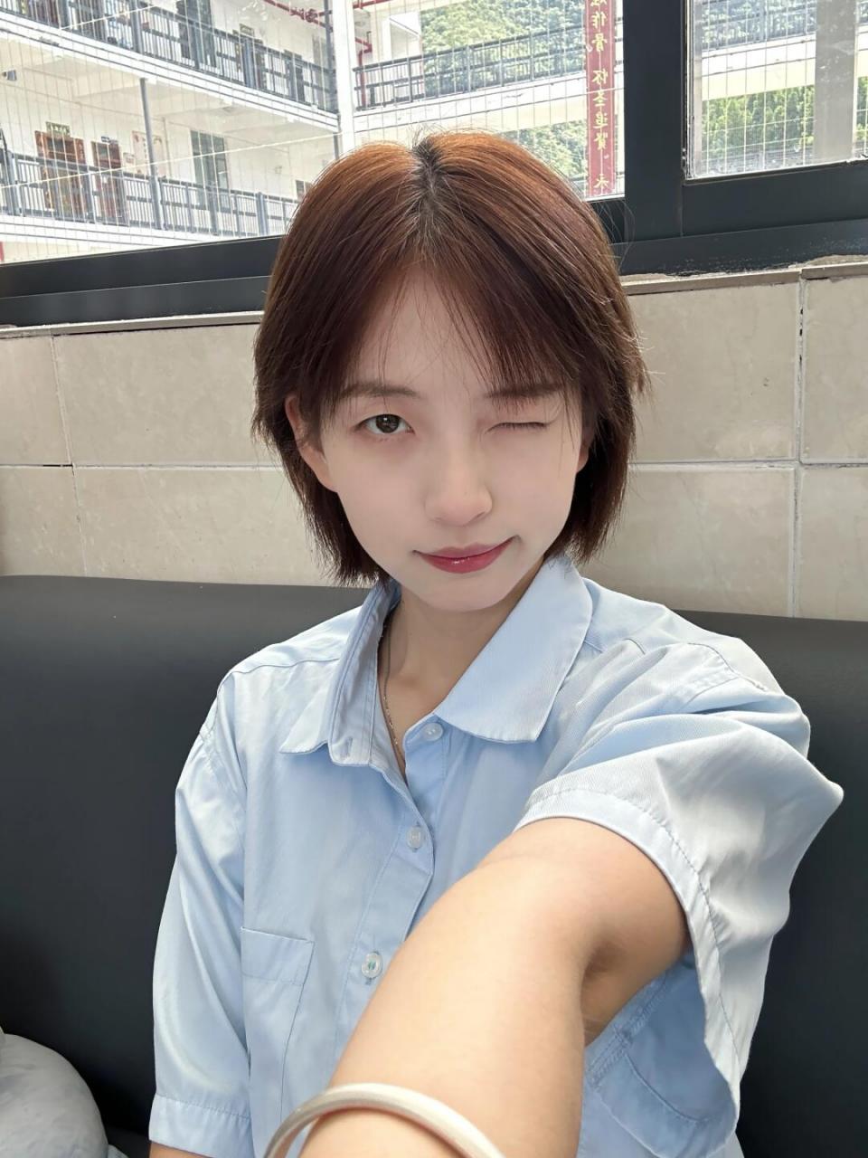 素素的也好看 #短发女生# #我的自拍分享# #ootd# #对镜自拍