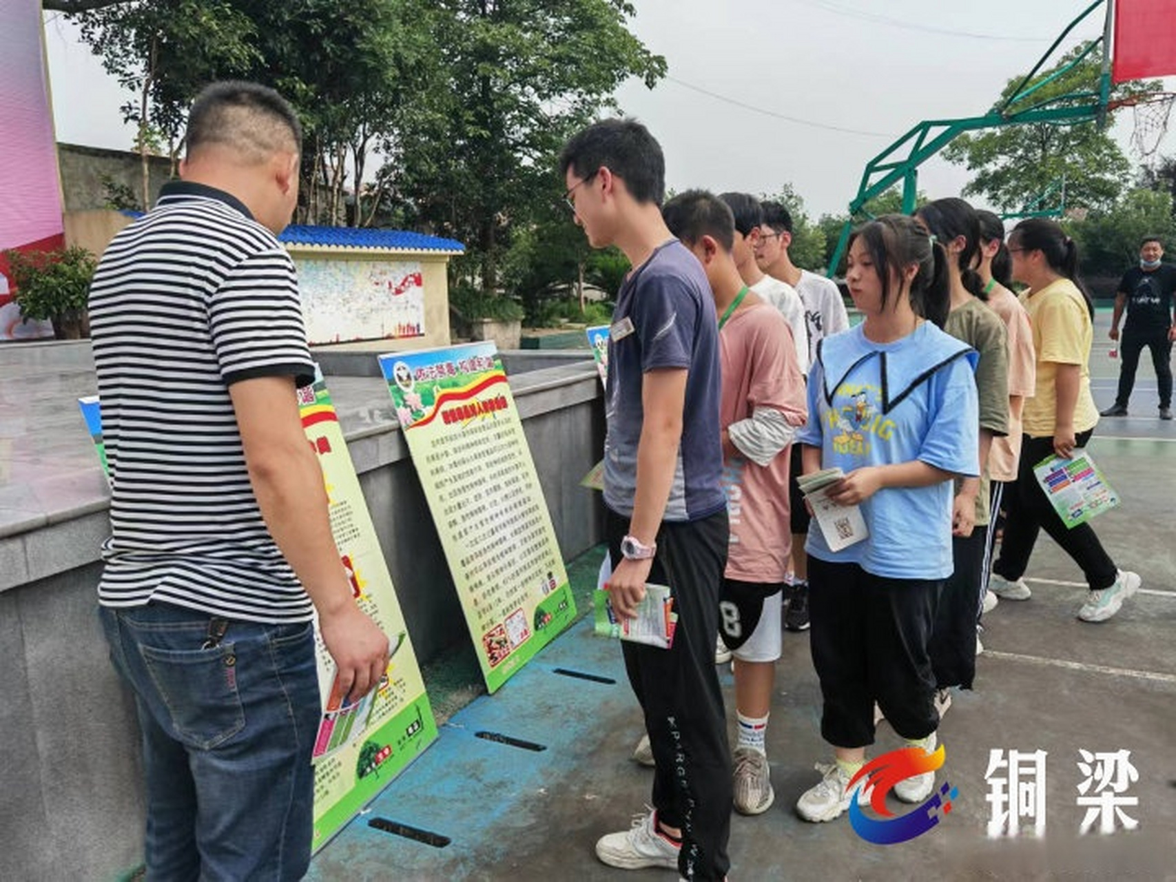 6月20日,铜梁蒲吕街道组织相关工作人员走进蒲吕中学,为同学们讲解