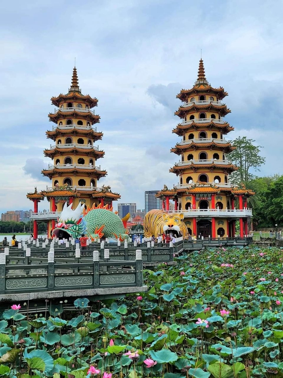 台湾高雄热门景点之一 莲池潭/龙虎塔 高雄热门景点之一的莲池潭风景
