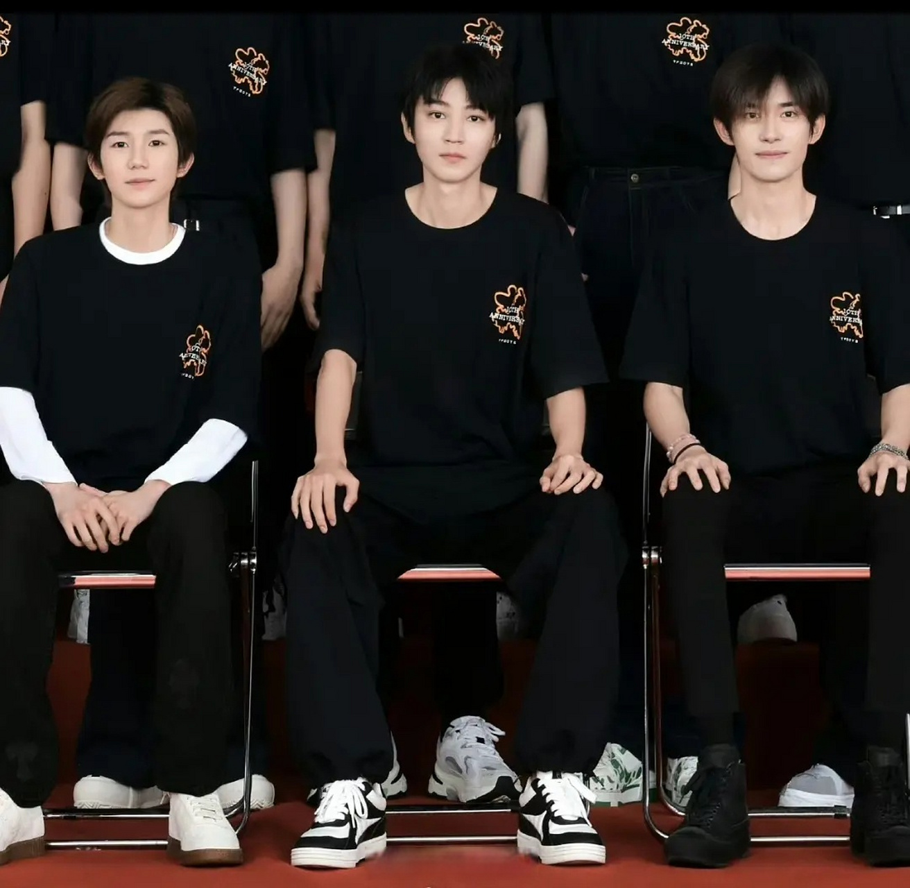 时代峰峻大合照里感觉王俊凯已经憋不住笑了.这场面确实搞笑.