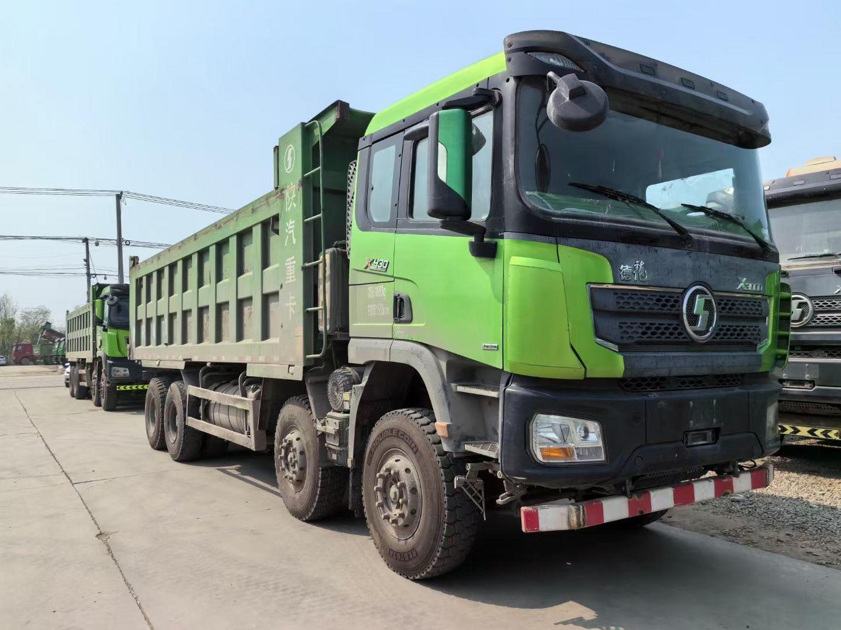 刚到两台21年德龙  x3000   7.6米  方箱翻斗自卸车 渣土车