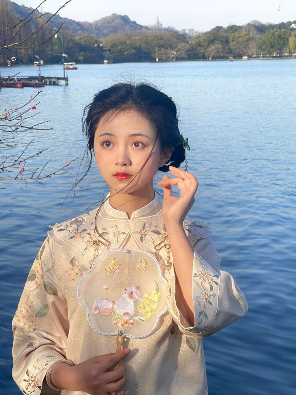 发现江南的女孩子很多都是这种小家碧玉型的, 和西湖拥有一样温婉