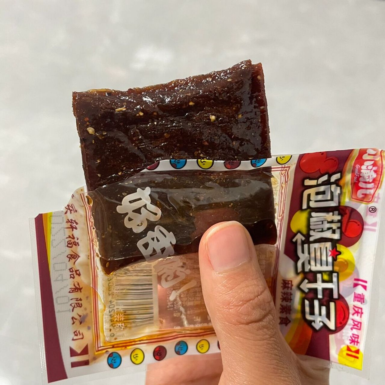 网络热门辣条测评第二弹 这个泡椒臭干子是我上小学的时候吃过的,五