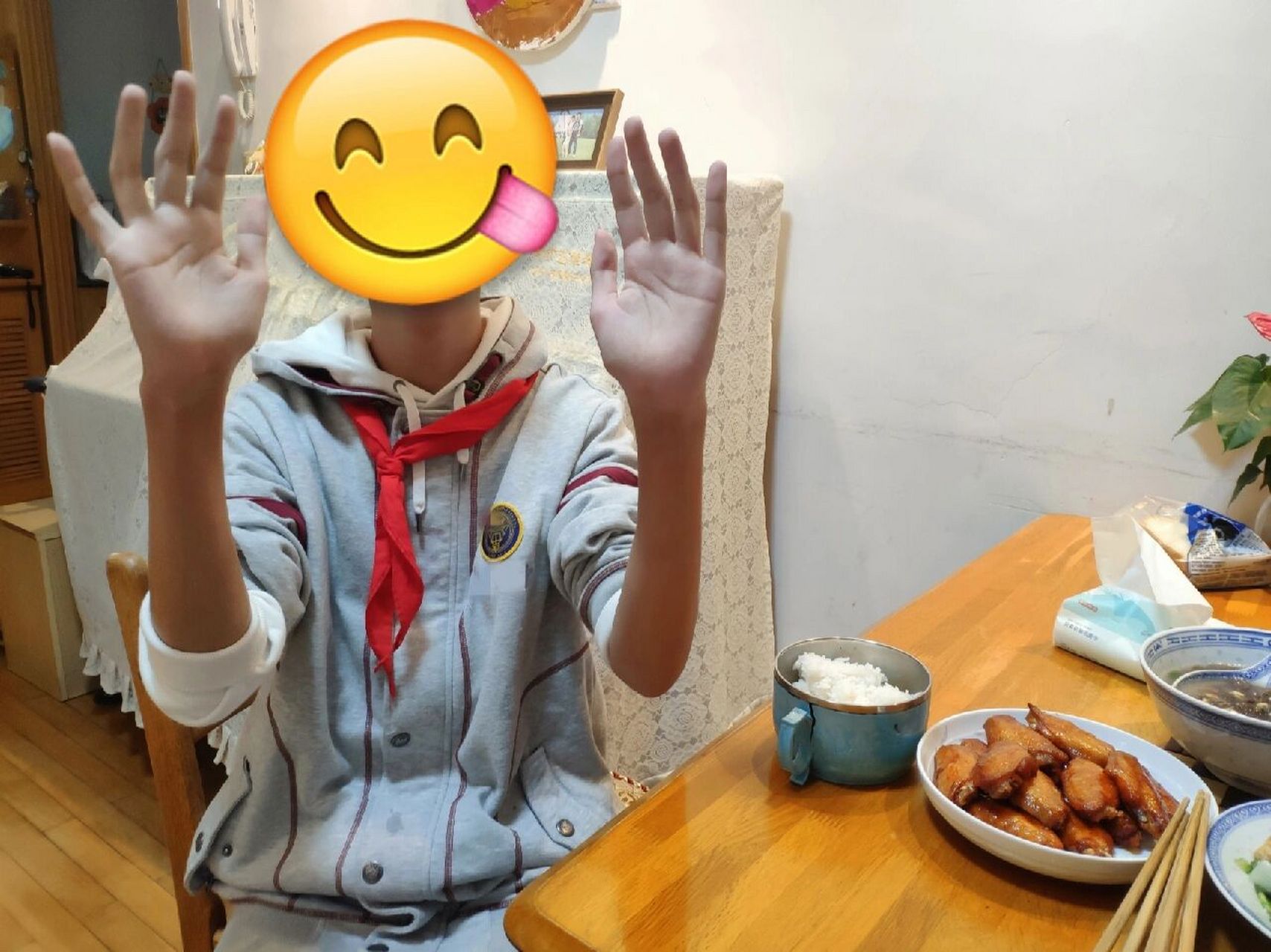 自己拆石膏   双手手腕骨折第32天,经过医生允许,晚上放学一到家小