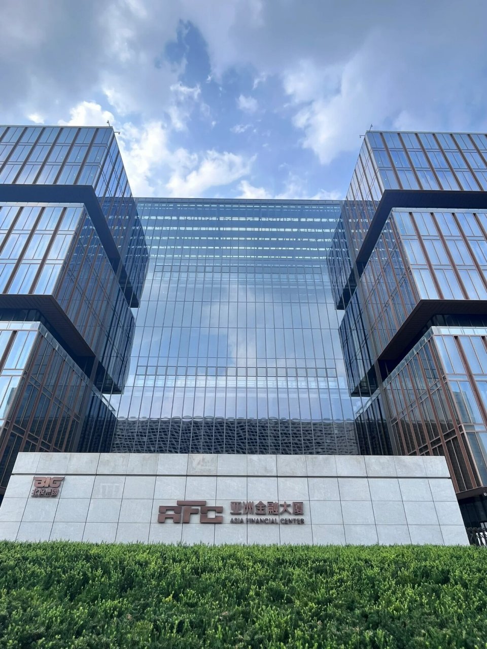 北京亚洲金融大厦位于朝阳区奥林匹克公园中心区,东临天辰东路,南临科